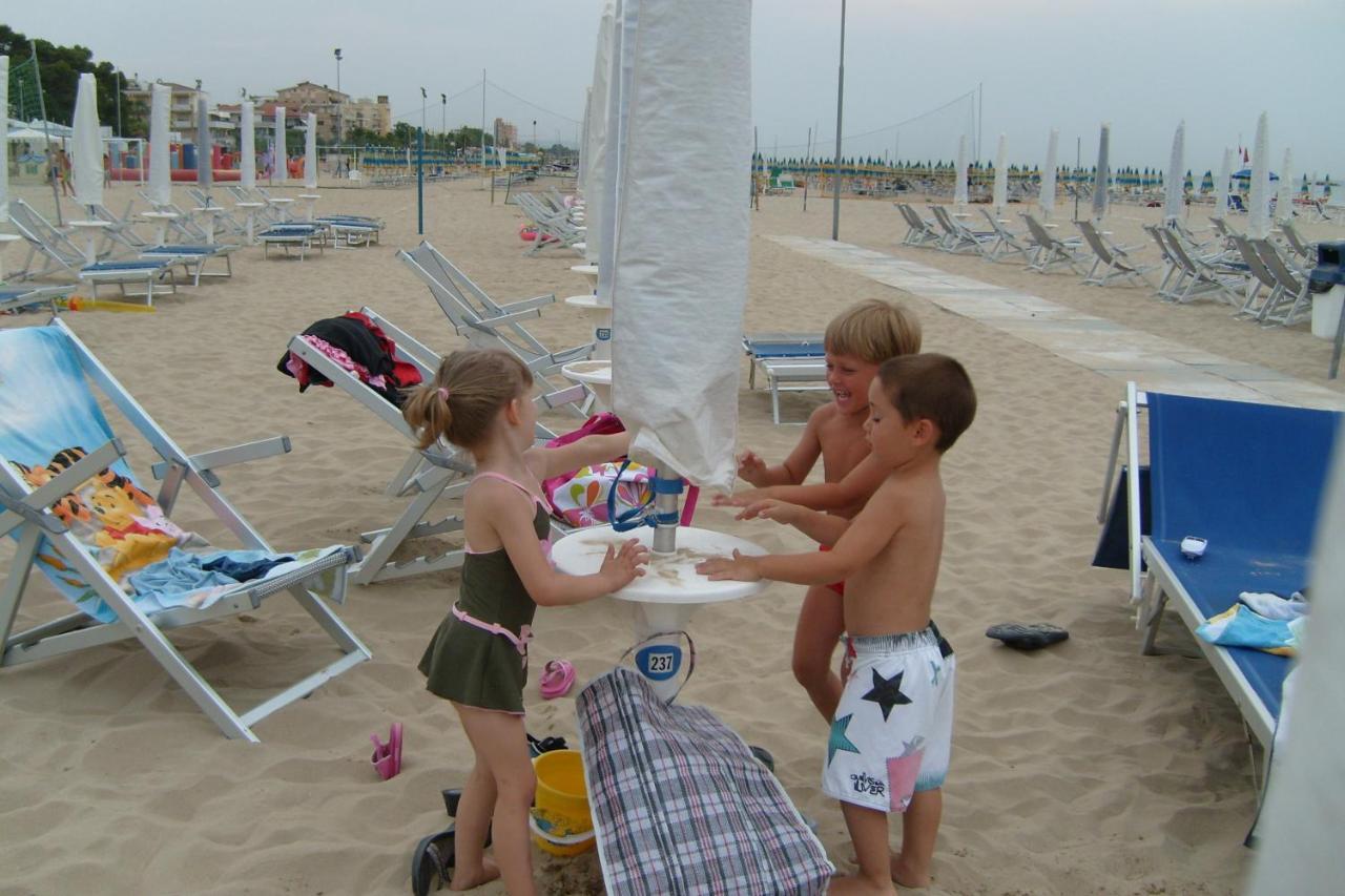 Hotel Albatros Roseto Degli Abruzzi Esterno foto