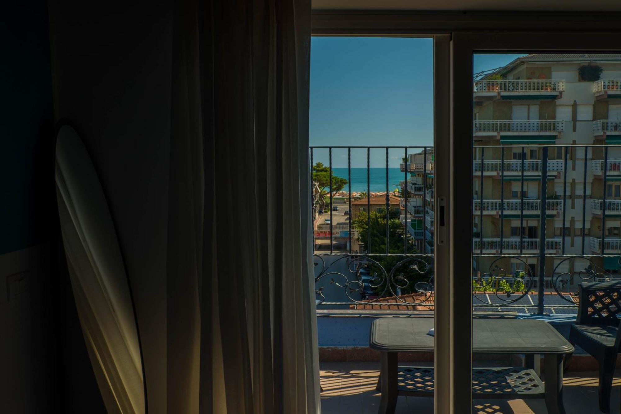 Hotel Albatros Roseto Degli Abruzzi Esterno foto